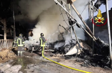 Incendio in azienda agricola nel vicentino, le immagini