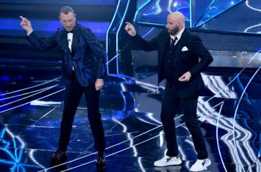 A Sanremo l’emozione di Allevi. Si balla con Travolta, Geolier in testa