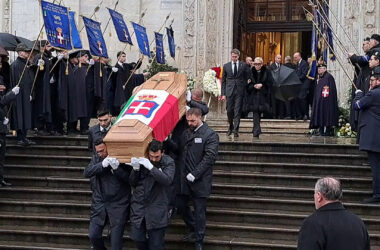 A Torino funerali Vittorio Emanuele, immagini dell’uscita del feretro