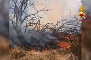 Incendio in zona impervia sull’Etna