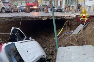 Voragine in strada a Napoli, due persone salvate dai Vigili del Fuoco