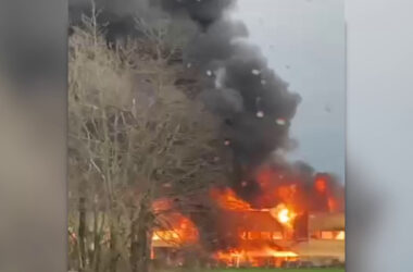 Truccazzano, a fuoco azienda materie plastiche. Alta colonna di fumo