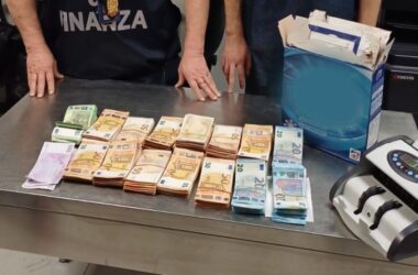 Traffico di valuta, all’aeroporto di Fiumicino sequestrato un mln euro