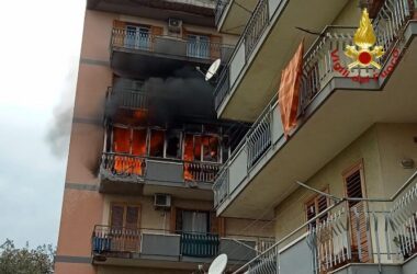 Incendio in un’abitazione ad Acireale, famiglie evacuate