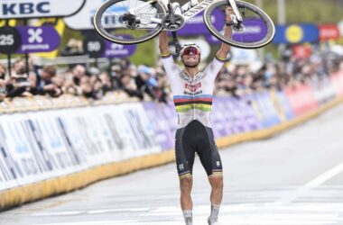 Van der Poel fa tris al Giro delle Fiandre, Mozzato secondo