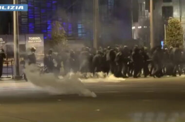 18 arresti e 75 denunciati per corteo anarchici a Torino, le immagini