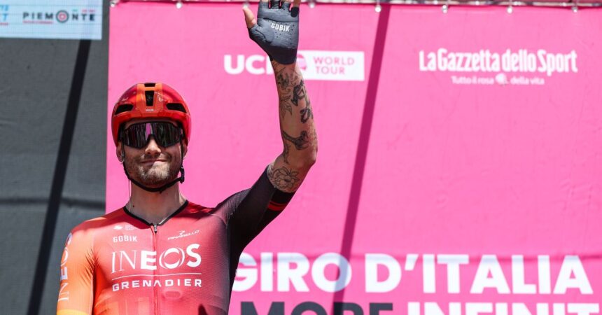 Ganna vince la crono a Desenzano, Pogacar resta in maglia rosa