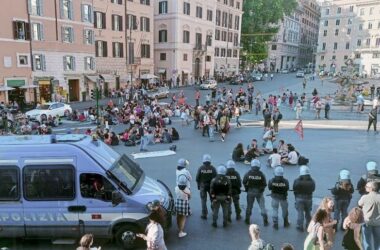 Flash mob di Ultima Generazione in piazza Barberini a Roma