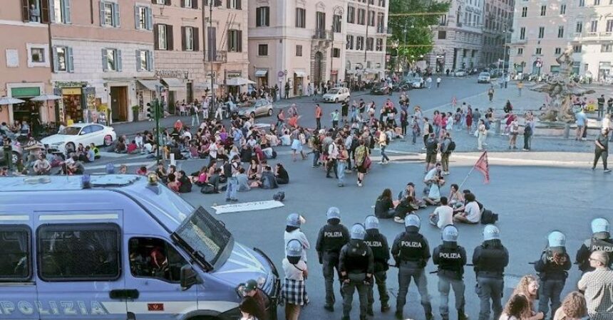 Flash mob di Ultima Generazione in piazza Barberini a Roma