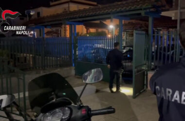 Napoli, arrestato latitante. Dietro la villa nascondeva scala per fuga