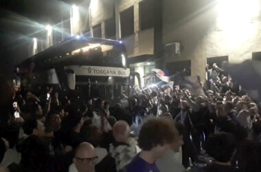 Fiorentina accolta dai tifosi in festa all’aeroporto