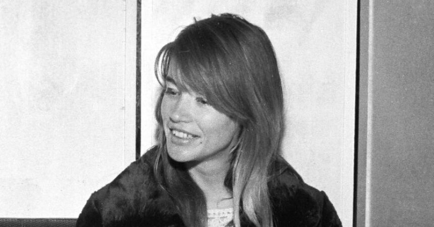 Morta la cantante francese Françoise Hardy, icona degli anni Sessanta