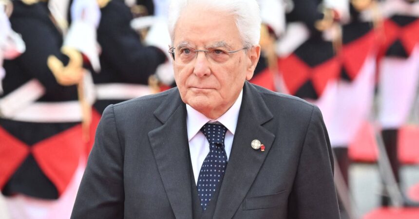 Mattarella consegna il tricolore per Parigi 2024