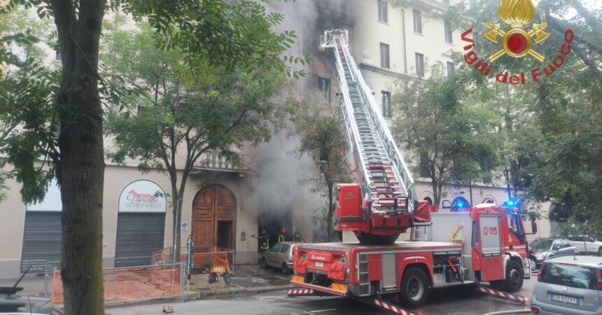 Incendio in una palazzina a Milano, tre morti e tre feriti