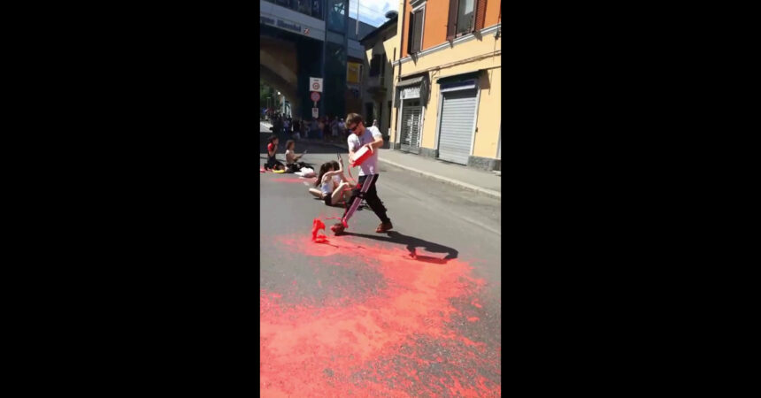 Tour de France, attivisti Ultima Generazione occupano strada a Bologna