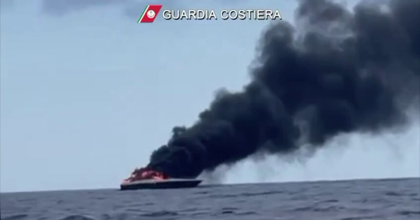 In fiamme lo yacht di Stefania Craxi e del marito, entrambi salvi