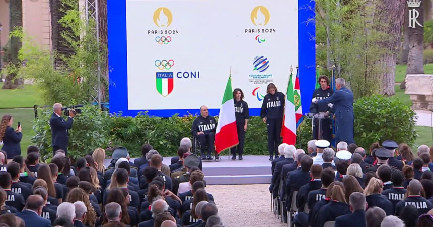 Mattarella consegna il tricolore ai portabandiera di Parigi2024