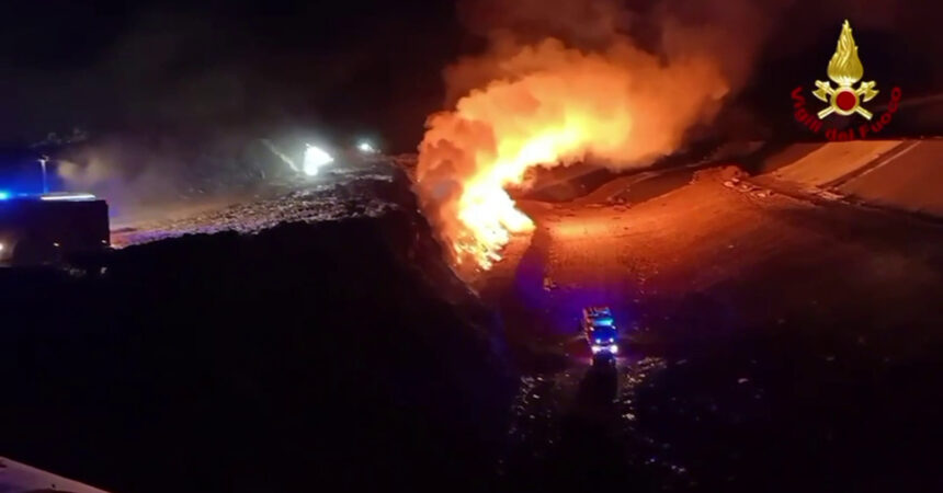 Incendio alla discarica di Bellolampo a Palermo, le immagini