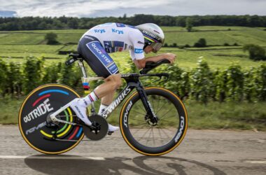 Al Tour Evenepoel vince la crono, Pogacar sempre in giallo