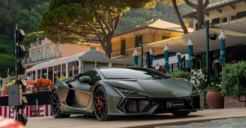 Lamborghini Milano porta la Revuelto V12 ibrida in riva al mare