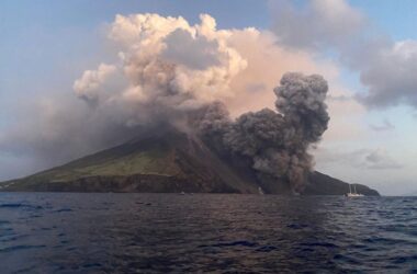 Nuova esplosione sullo Stromboli, nube e cenere sull’isola