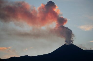 Etna in eruzione, fontane di lava e cenere. Chiuso l’aeroporto di Catania