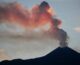 Etna in eruzione, fontane di lava e cenere. Chiuso l’aeroporto di Catania