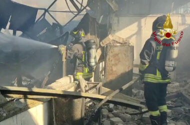 Roma, incendio coinvolge due capannoni. Situazione sotto controllo