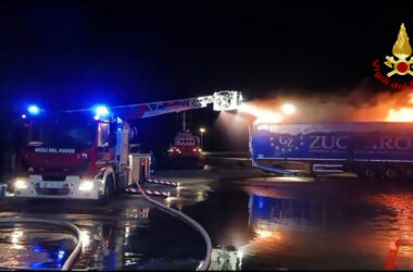 Container in fiamme al porto di Catania, in azione i vigili del fuoco