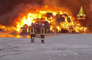 Notte di fuoco nel Salernitano, in fiamme tonnellate di ecoballe