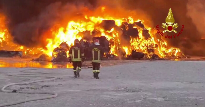 Notte di fuoco nel Salernitano, in fiamme tonnellate di ecoballe