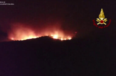 Mostruoso incendio a Nuoro, vigili del fuoco al lavoro tutta la notte