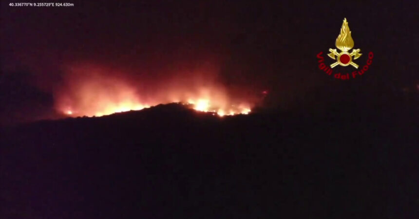 Mostruoso incendio a Nuoro, vigili del fuoco al lavoro tutta la notte