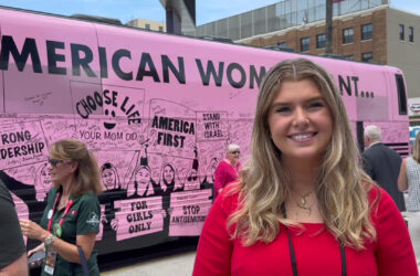 Un bus rosa alla convention repubblicana di Milwaukee