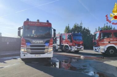 Roma, incendio tra Portuense e Magliana. Evacuato un parco acquatico