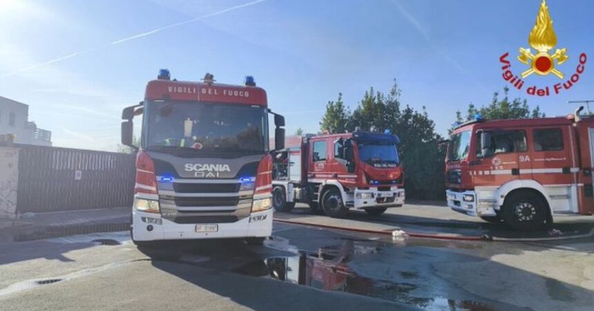 Roma, incendio tra Portuense e Magliana. Evacuato un parco acquatico