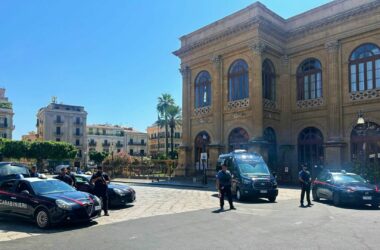 Tentano estorsione dopo furto del telefonino a una turista, 2 arresti a Palermo