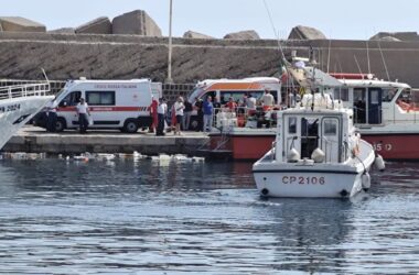 Barca a vela affonda nel Palermitano, un morto e sei dispersi