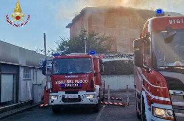 Roma, maxi rogo di sterpaglie a Cinecittà. Feriti 4 soccorritori