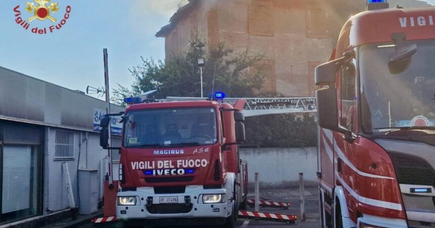 Roma, maxi rogo di sterpaglie a Cinecittà. Feriti 4 soccorritori