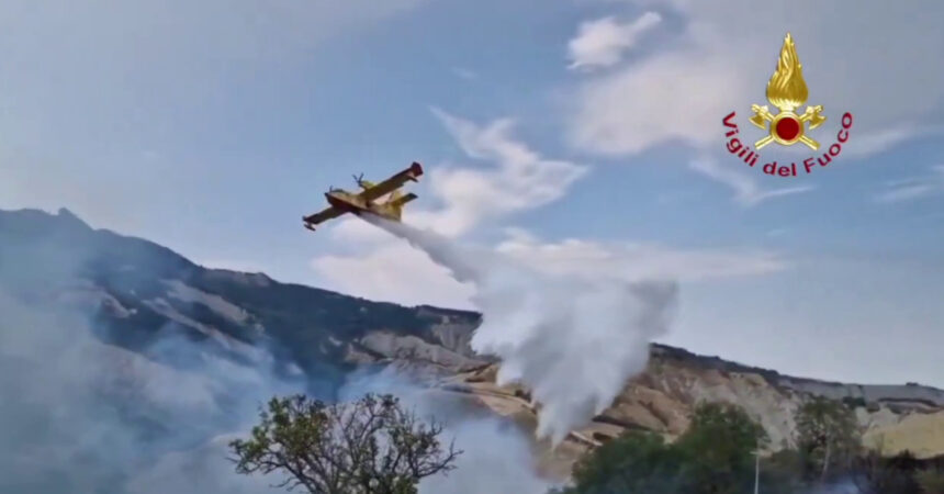 Vasto incendio ad Ascoli Piceno, le immagini