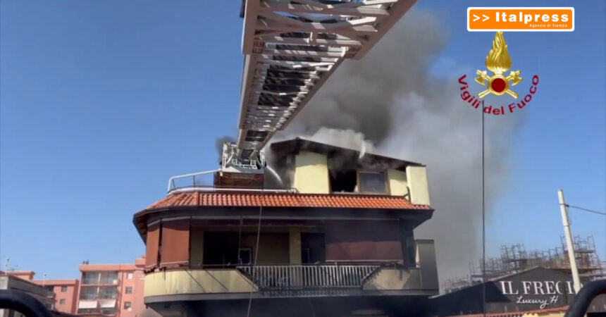 Incendio in una palazzina nel Napoletano, vigili del fuoco al lavoro