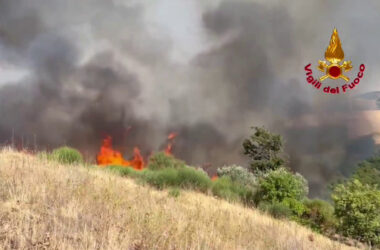 Vasto incendio nel Potentino, le immagini