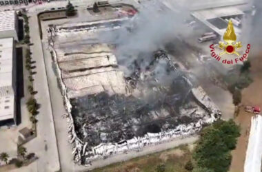 Incendio in un capannone nel casertano, le immagini