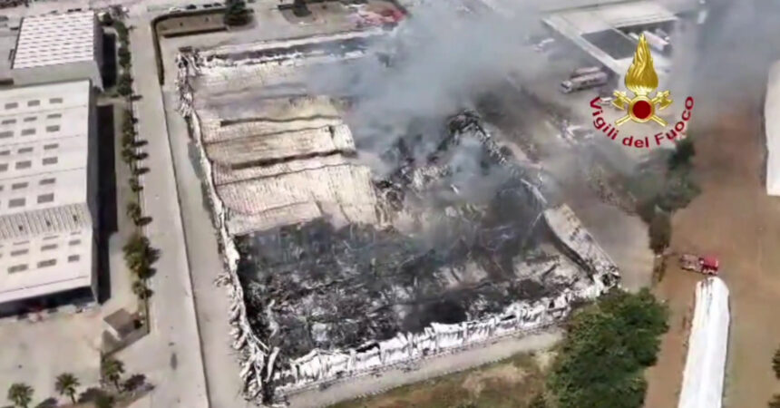 Incendio in un capannone nel casertano, le immagini