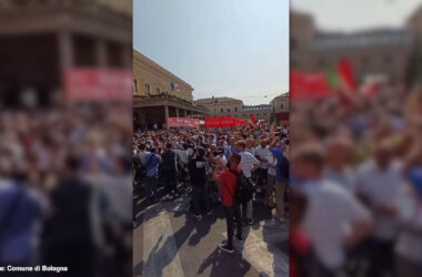 Minuto di silenzio e lungo applauso in ricordo della Strage di Bologna