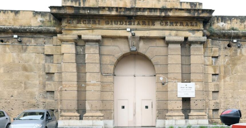 Palermo, Mulè in visita al carcere dell’Ucciardone “No sovraffollamento ma deve essere ristrutturato”