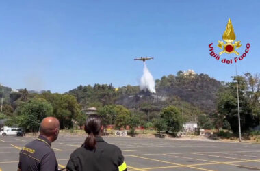 Roma, la bonifica di vigili del fuoco e canadair dopo l’incendio