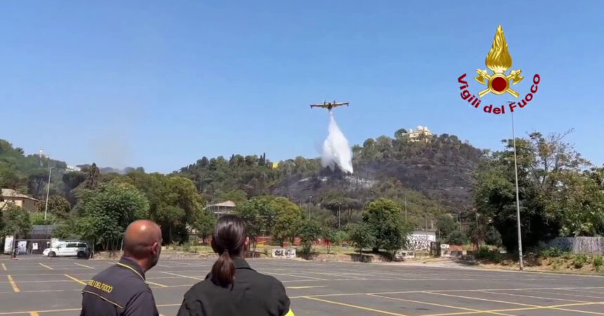 Roma, la bonifica di vigili del fuoco e canadair dopo l’incendio