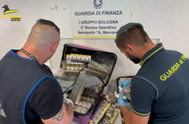 Scoperti in aeroporto a Bologna 44 Kg sigarette di contrabbando